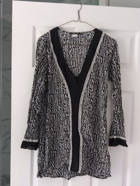 La Blanca Black and White Patterned V-Neck Top